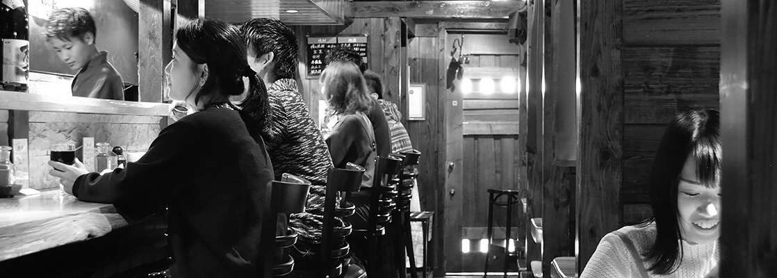 阪神西宮店のカウンターに座っている若いお客さん達