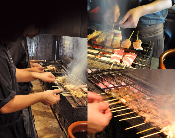 備長炭の上で焼鳥(串もの)を焼く職人