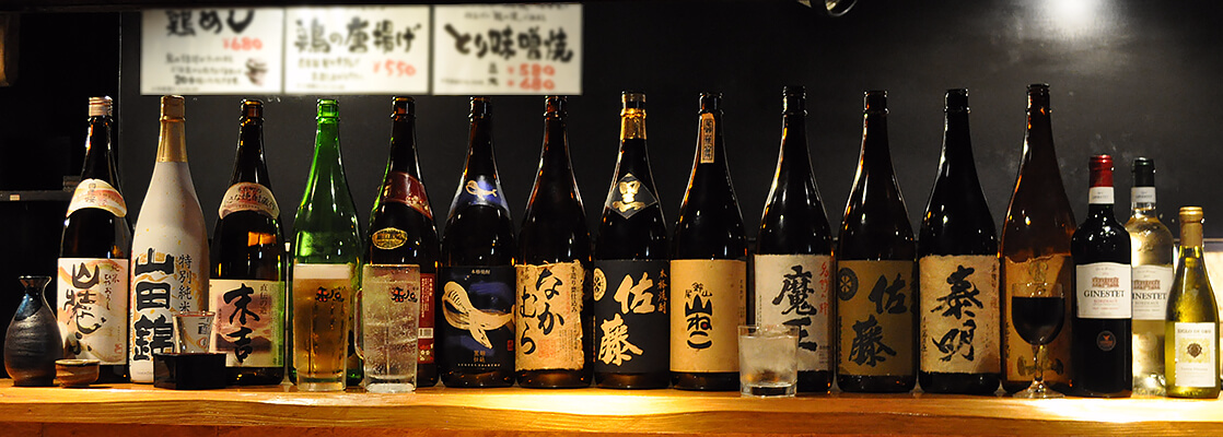 カウンターに並ぶ各種ドリンク類